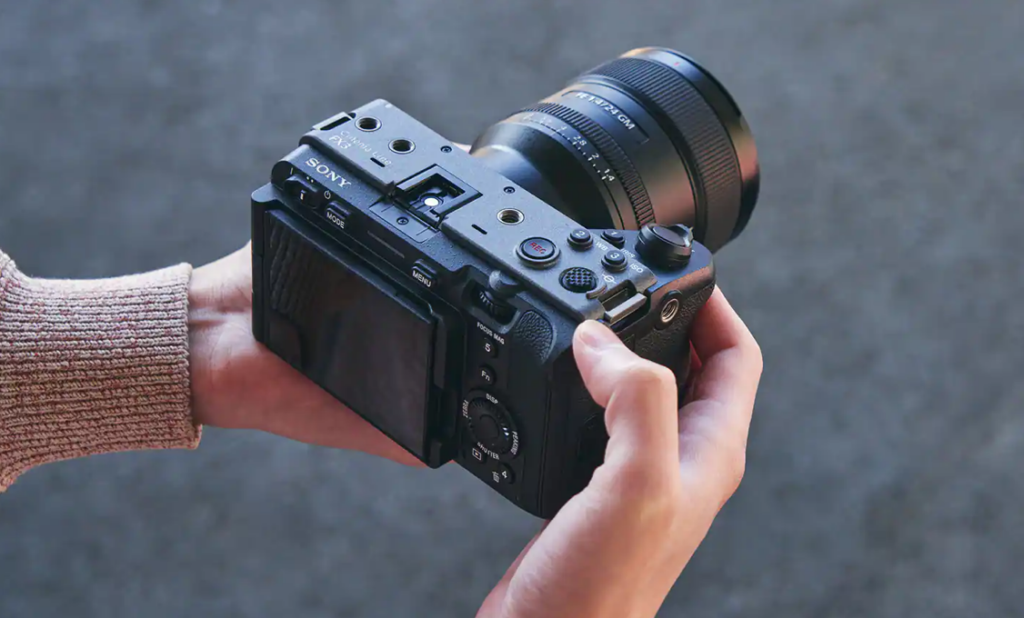 Камера Sony FX3 в ръце